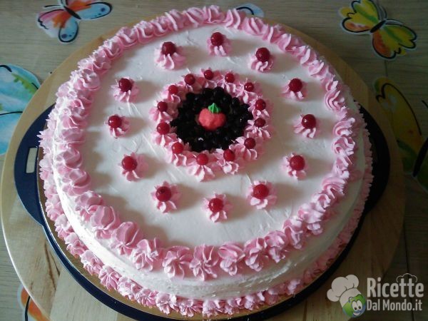 http://img.ricettedalmondo.it/images/foto-ricette/26975-ricetta-torta-di-compleanno-con-crema-ai-frutti-di-bosco-24.jpg