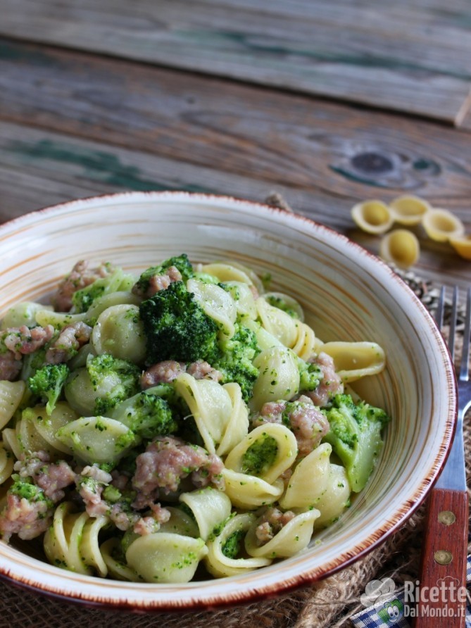 Come fare orecchiette con broccoli e salsiccia